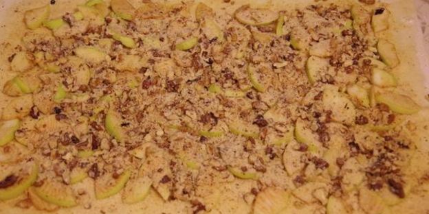 яблочный штрудель декорированный кунжутом