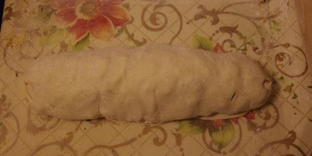 яблочный штрудель декорированный кунжутом