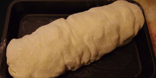 яблочный штрудель декорированный кунжутом