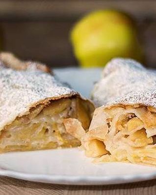 Яблочный штрудель с лимоном и изюмом