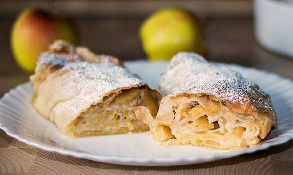 Рецепт яблочного штруделя с лимоном и изюмом