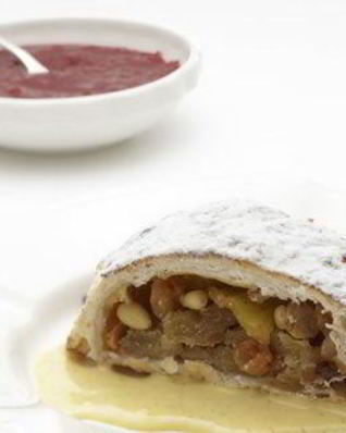 Яблочный штрудель с ванильным соусом и малиновым джемом