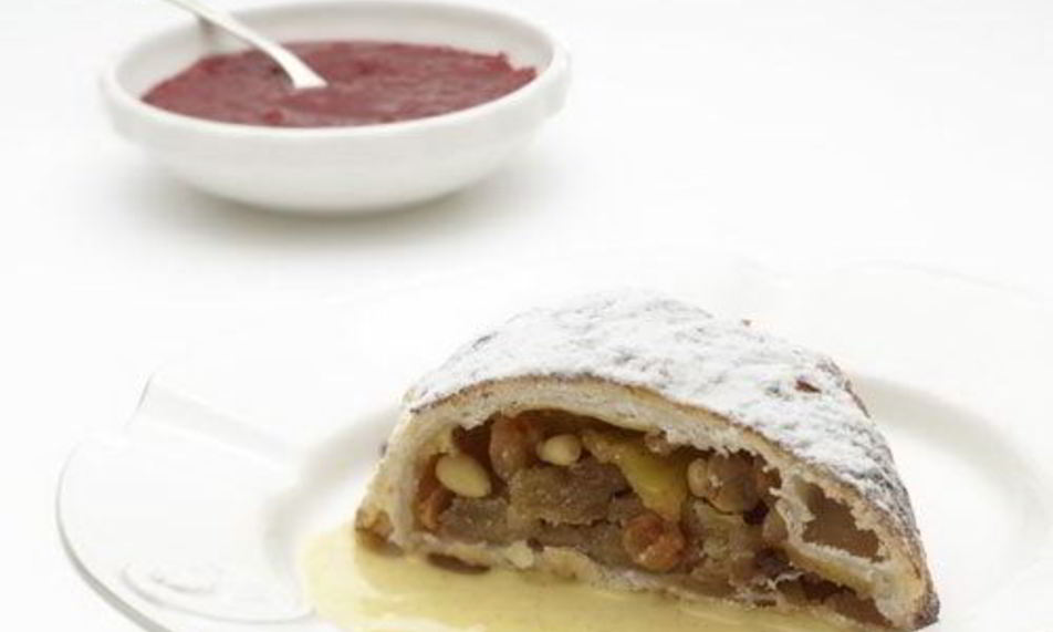 Рецепт яблочного штруделя с ванильным соусом и малиновым джемом