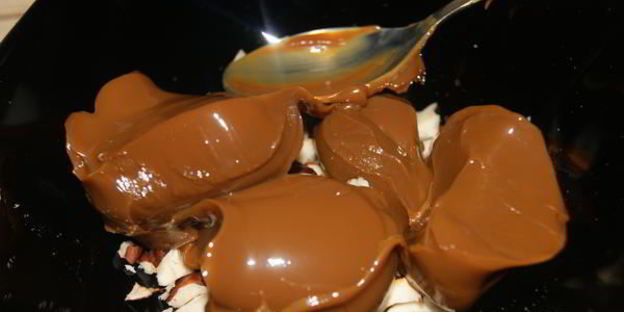 слоеные трубочки с вареной сгущенкой и орехами