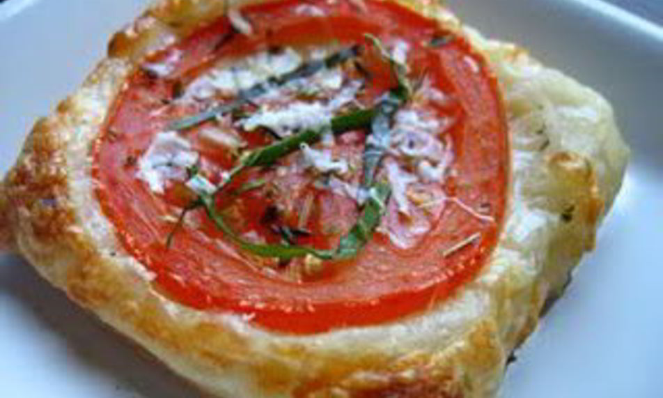 Рецепт слоек с помидорами и сыром