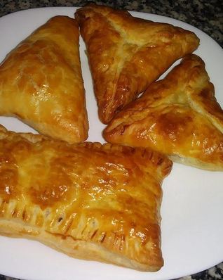 Слойки с картофелем и грибами из слоеного теста