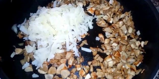 слойки с картофелем и грибами из слоеного теста