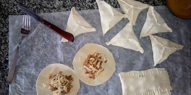 слойки с картофелем и грибами из слоеного теста