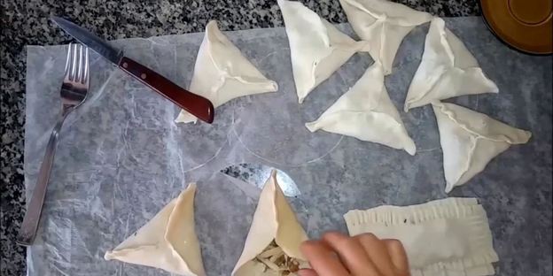 слойки с картофелем и грибами из слоеного теста