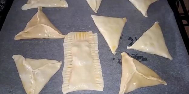 слойки с картофелем и грибами из слоеного теста