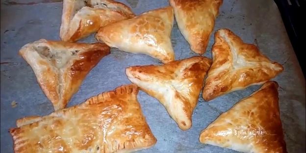 слойки с картофелем и грибами из слоеного теста