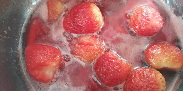 слойки с клубникой