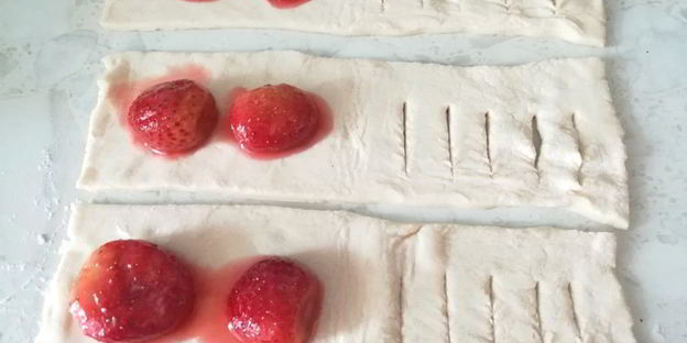 слойки с клубникой