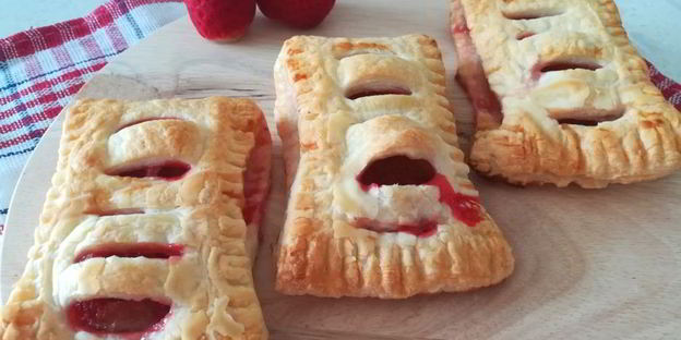 слойки с клубникой