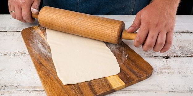 слойки с колбасой