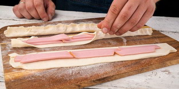 слойки с колбасой