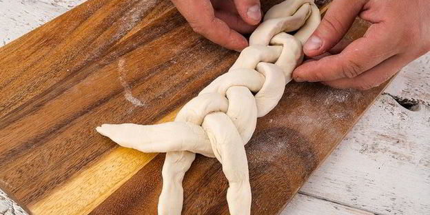 слойки с колбасой