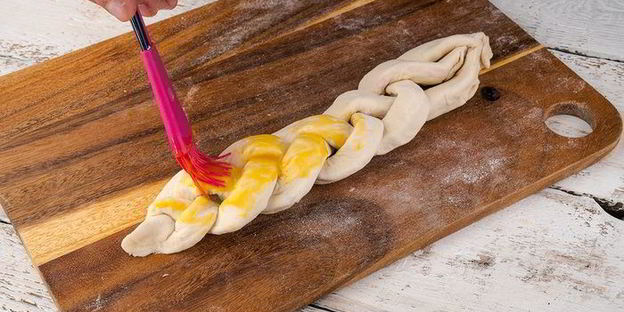 слойки с колбасой