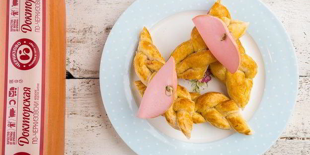 слойки с колбасой