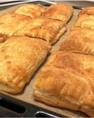 Слойки с копченым мясом и сыром