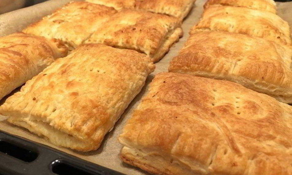 Рецепт слоек с копченым мясом и сыром