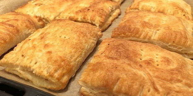 слойки с копченым мясом и сыром