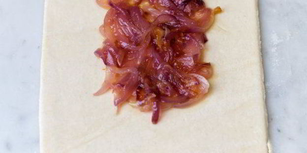 слойки с лососем и помидорами черри