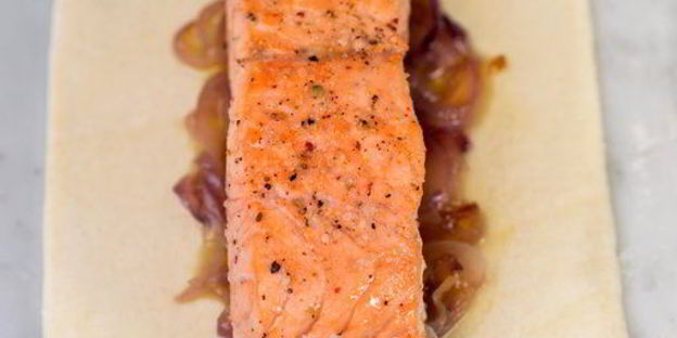 слойки с лососем и помидорами черри