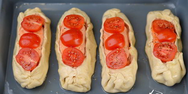 слойки с лососем и помидорами черри