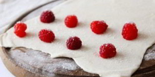 слойки с малиной