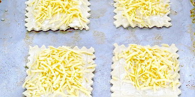 слойки с сосисками