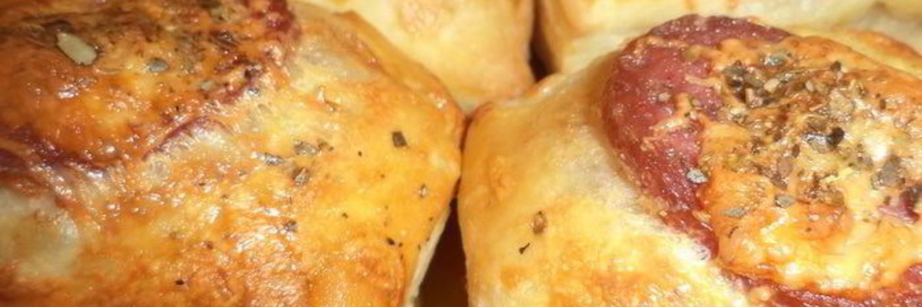 Слойки с сыровяленой колбаской и сыром