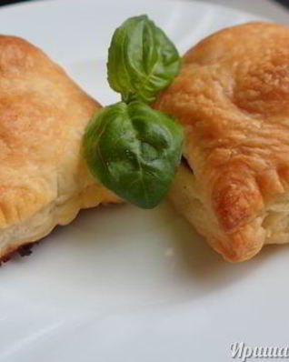 Слойки с томатами и моцареллой