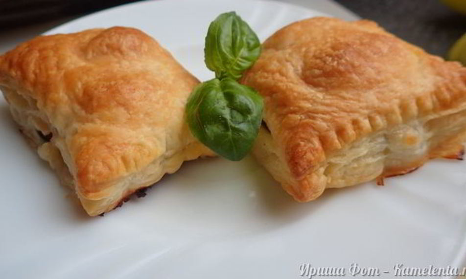 Рецепт слоек с томатами и моцареллой