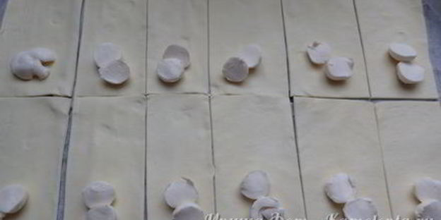 слойки с томатами и моцареллой