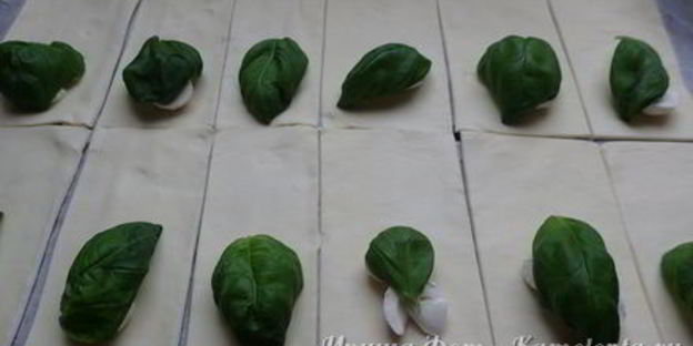 слойки с томатами и моцареллой