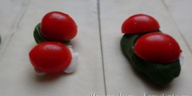 слойки с томатами и моцареллой