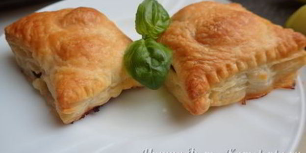 слойки с томатами и моцареллой