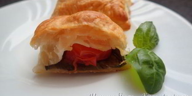 слойки с томатами и моцареллой