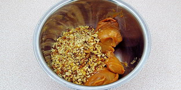 слойки с вареной сгущенкой и орехами