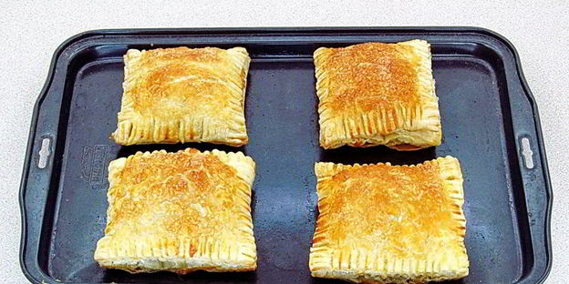 слойки с вареной сгущенкой и орехами