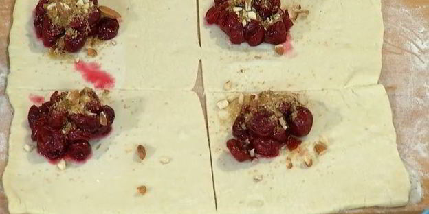 слойки с вишней и белым шоколадом