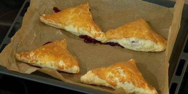 слойки с вишней и белым шоколадом