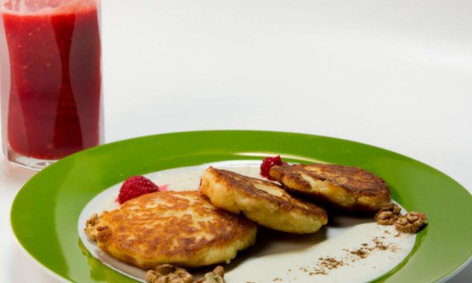 Рецепт медовых сырников с малиновым морсом и двумя соусами