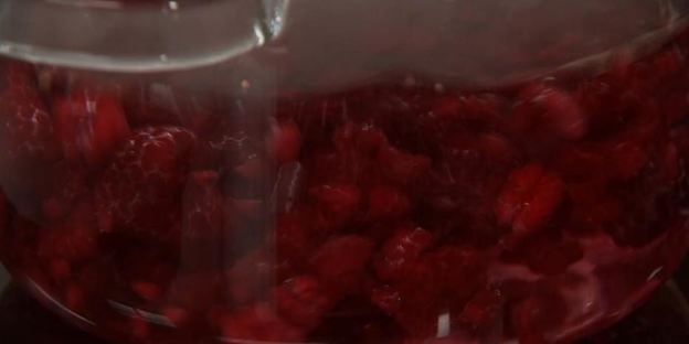 медовые сырники с малиновым морсом и двумя соусами