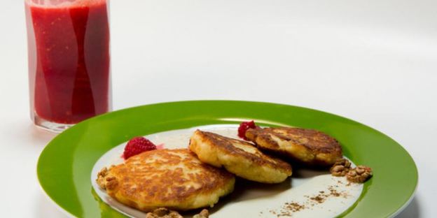 медовые сырники с малиновым морсом и двумя соусами