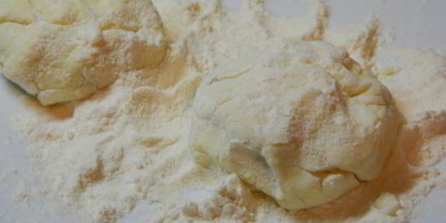 сырники с изюмом и маковым соусом