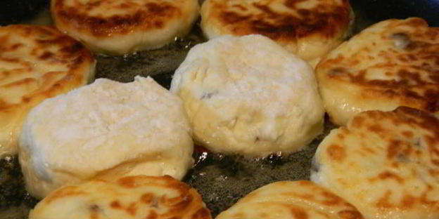 сырники с изюмом и маковым соусом