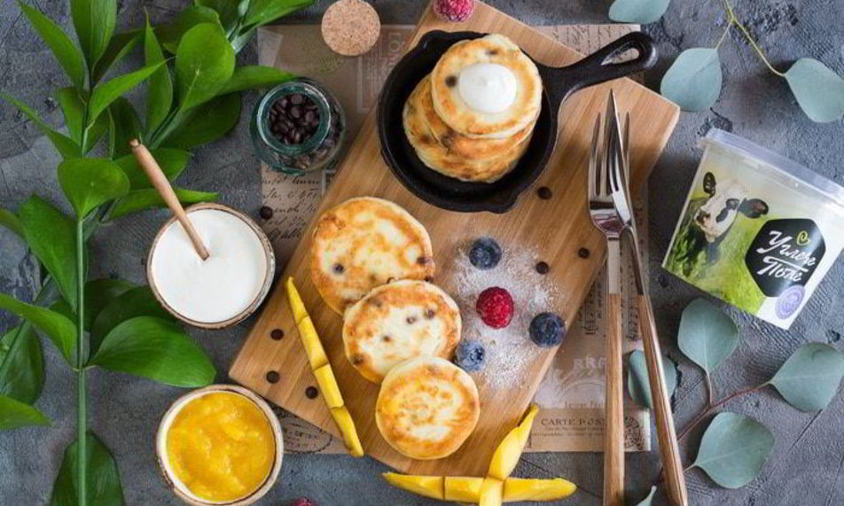 Рецепт сырников с шоколадом и манговым соусом