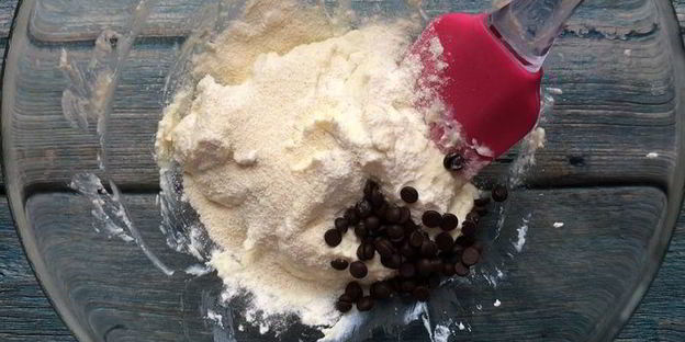 сырники с шоколадом и манговым соусом